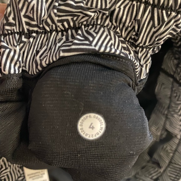 Lululemon Hotty Hot Short II  2.5” - Picture 4 of 9